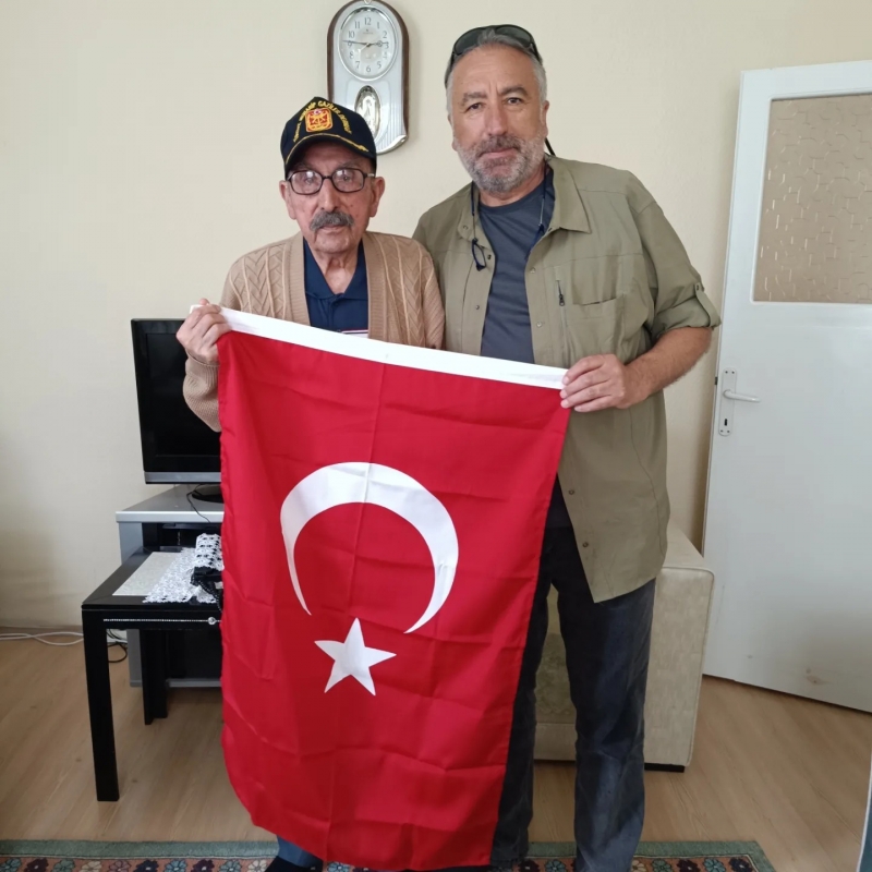 Ereğli İlçemizden Kore GazimizMuhabere Çavuş Mehmet Özeker'i meskeninde ziyaret ettik.